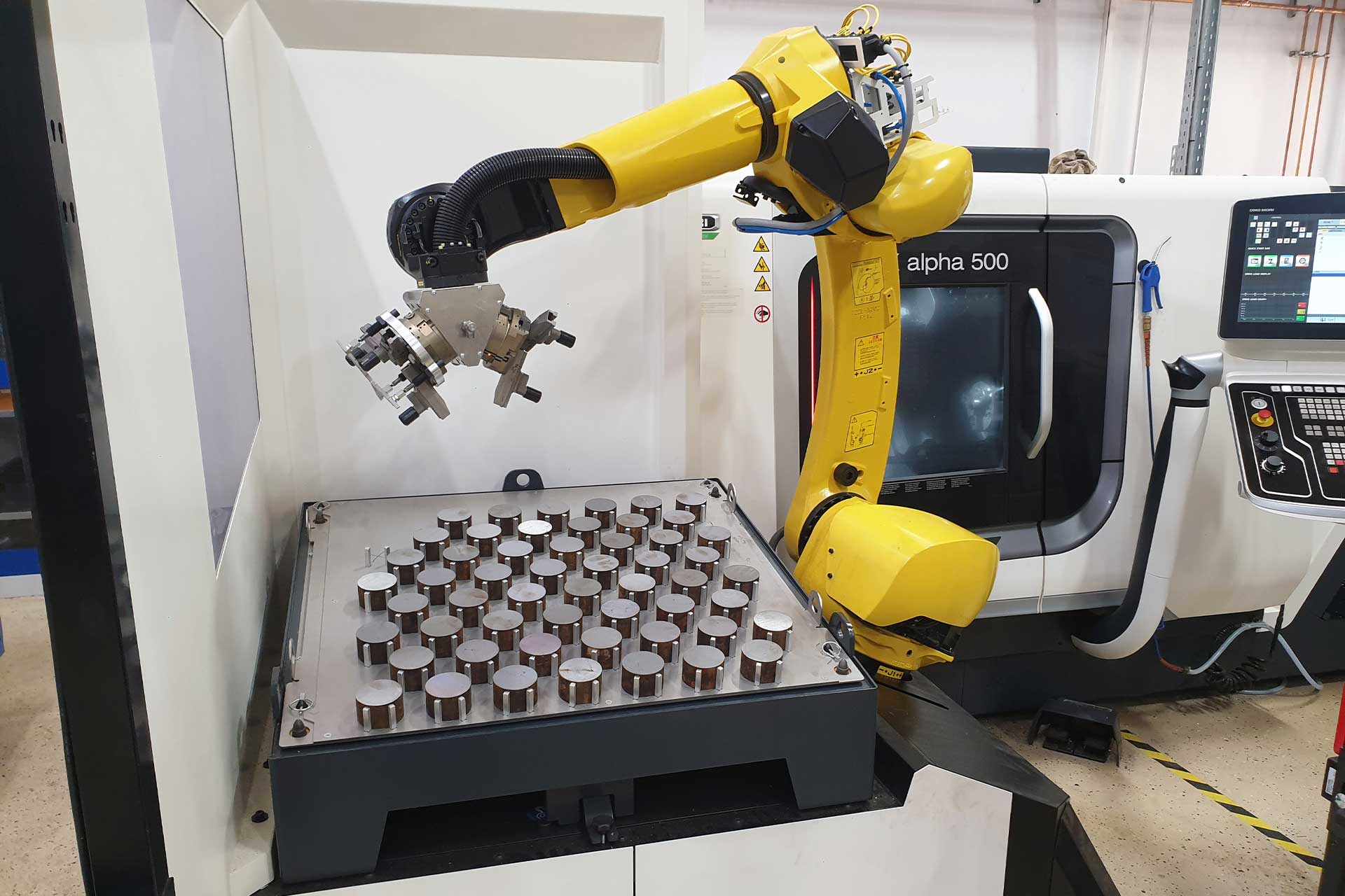 Fanuc-Roboter bei der automatisierten Bestückung einer CNC-Drehmaschine – Bauer Zerspanungstechni