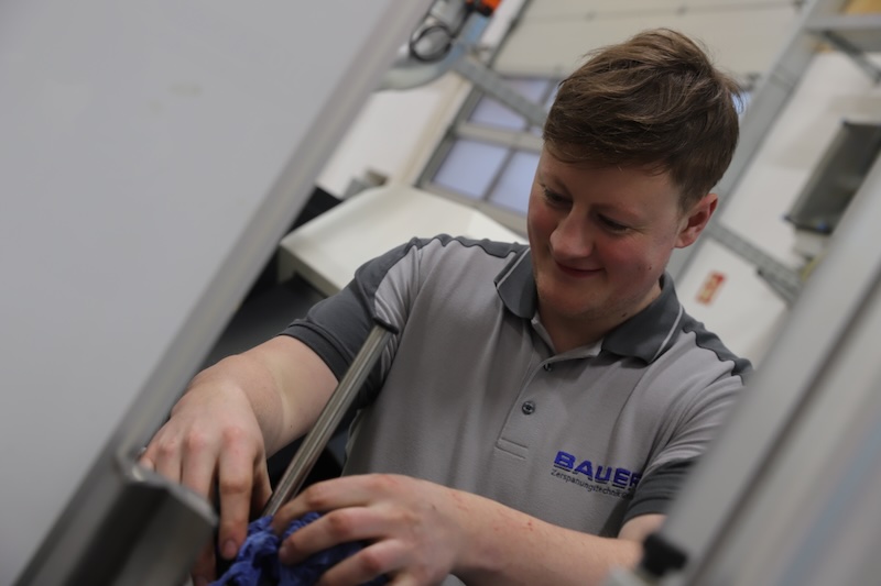 Michael Bauer, Inhaber der Bauer Zerspanungstechnik GmbH, an einer CNC-Maschine
