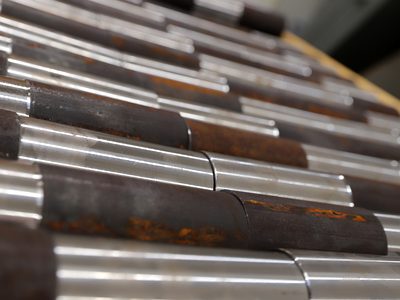 Gedrehte Stahlwellen aus verschiedenen Materialien – Bauer Zerspanungstechnik