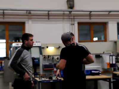 Mitarbeiter bei der Zusammenarbeit in der Werkstatt – Bauer Zerspanungstechnik