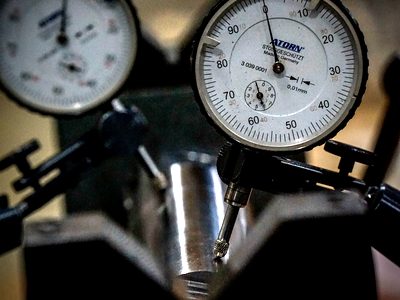 Präzisionsmessuhr bei der Qualitätskontrolle – Bauer Zerspanungstechnik