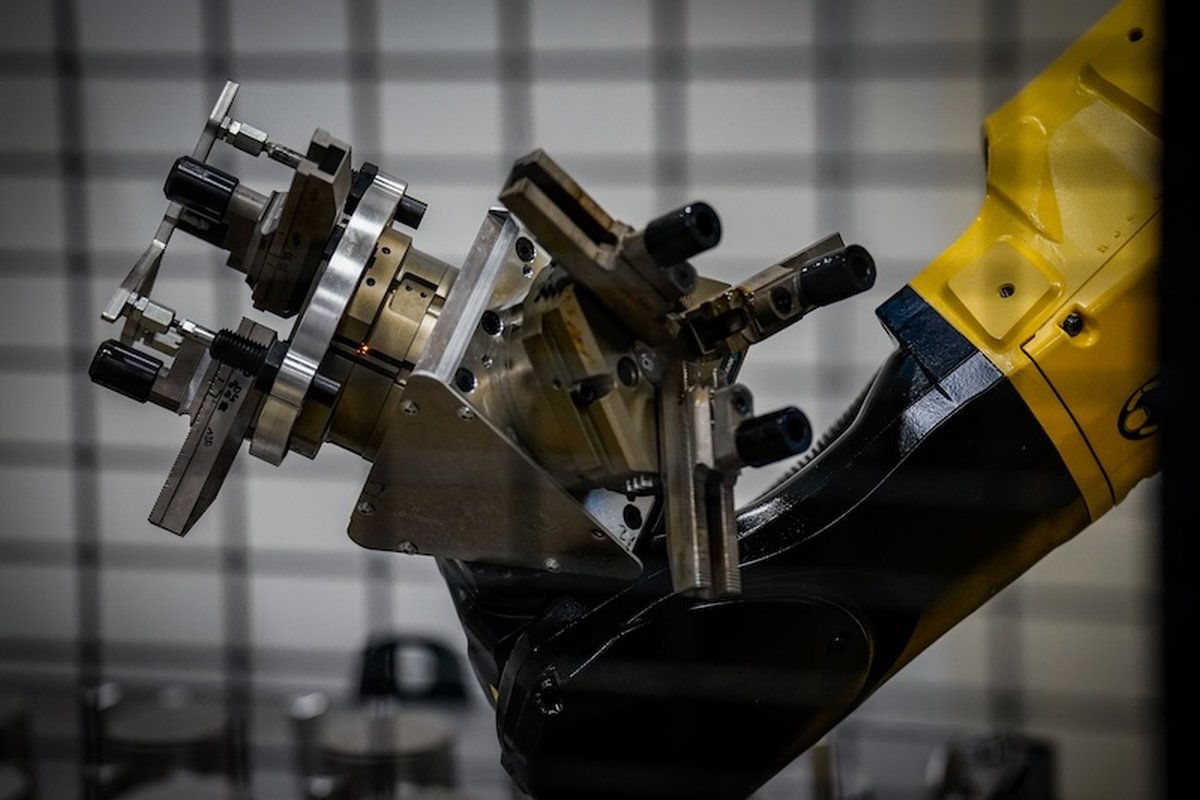 Roboter-Greifer der automatisierten Fertigungszelle
