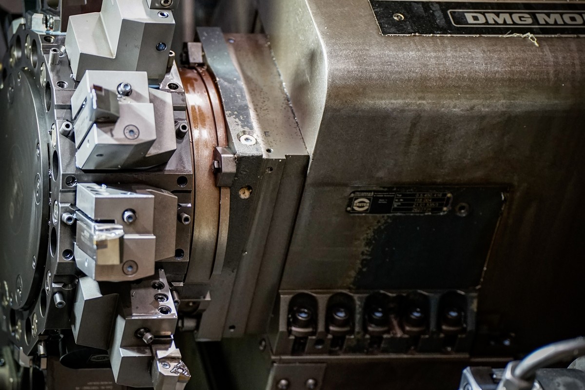 DMG MORI Drehmaschine mit Werkzeugrevolver im Einsatz