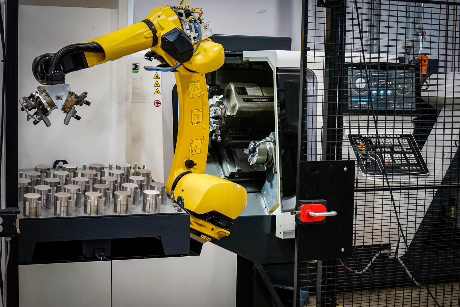 Roboterautomatisierte CNC-Drehbearbeitung an einer DMG-MORI-Maschine